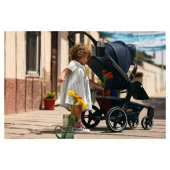 Joolz Bekerhouder 9 Joolz Bekerhouder -Babyverzorging Winkel joolz hub navy blue lifestyle photography cup holder 2